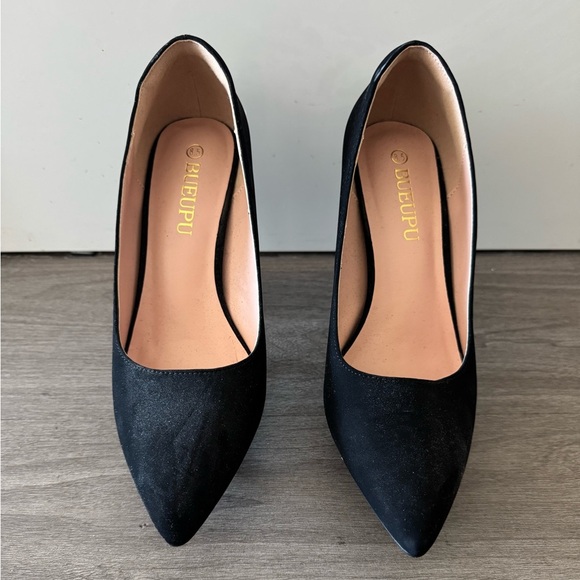 Classic Black Pointed-Toe Heels 🖤 - Picture 3 of 6